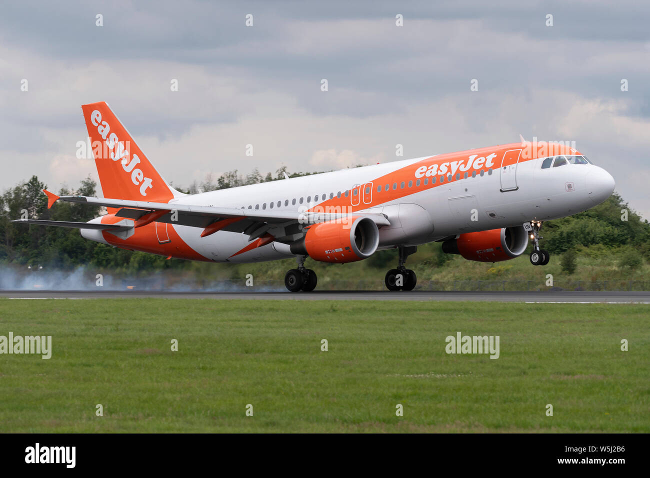Un Airbus A320-200 EasyJet atterrit à l'Aéroport International de Manchester (usage éditorial uniquement) Banque D'Images
