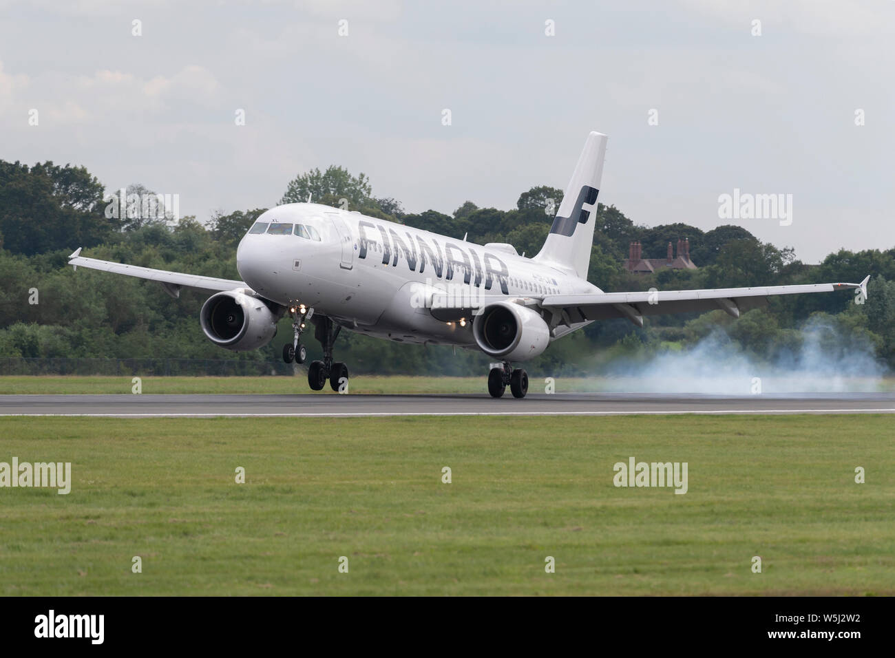 Un Airbus A320-200 Finnair atterrit à l'Aéroport International de Manchester (usage éditorial uniquement) Banque D'Images