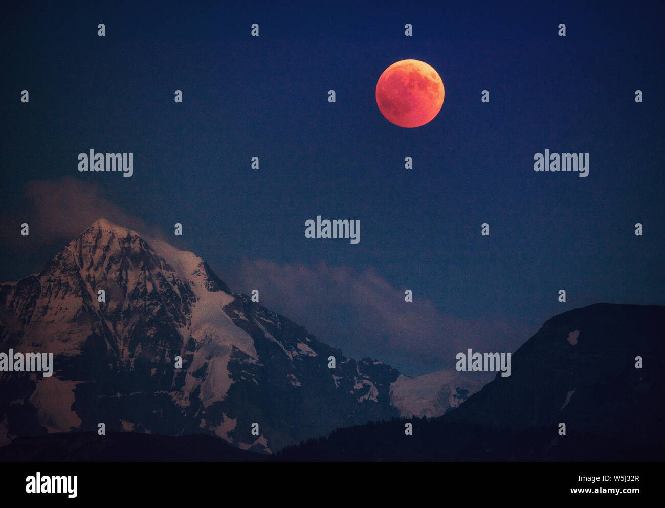 Éclipse de lune / lune de sang 27-7-2018 avec montagnes Mönch à gauche et droit à la Sulegg Banque D'Images