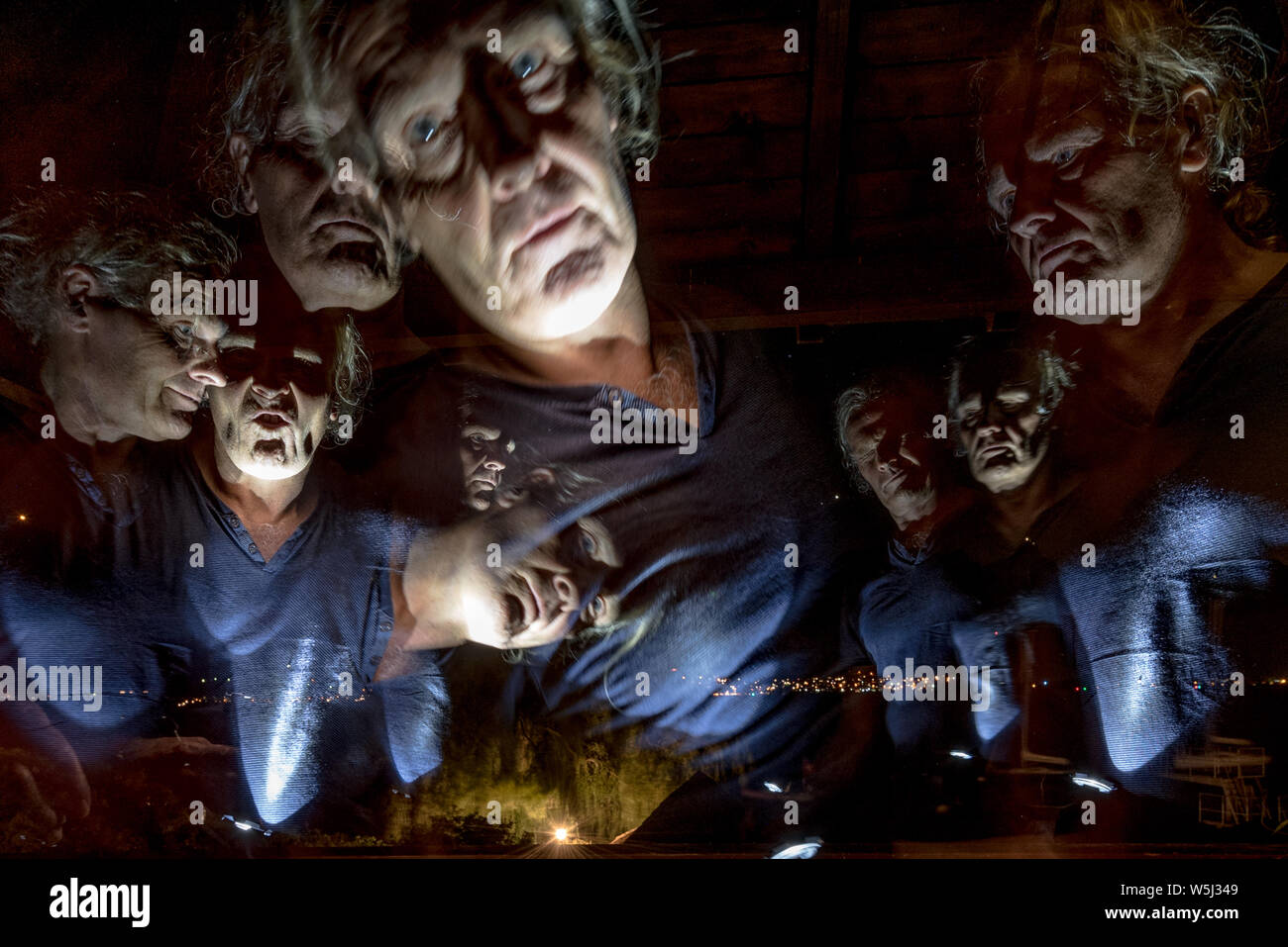 Une exposition multiple d'un visage grimaçant bas allumé Banque D'Images