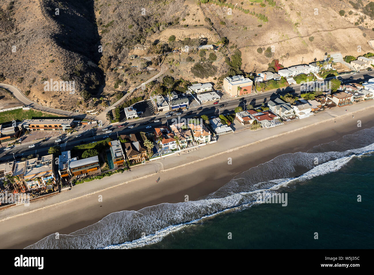 Vue aérienne de la maison et du bâtiment, du littoral au nord de Los Angeles et Santa Monica, sur la route 1 dans la région de Malibu, Californie. Banque D'Images