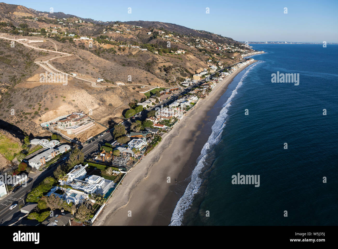 Vue aérienne de la maison et du bâtiment, près de la rive de Los Angeles et Santa Monica, sur la route 1 dans la région de Malibu, Californie. Banque D'Images