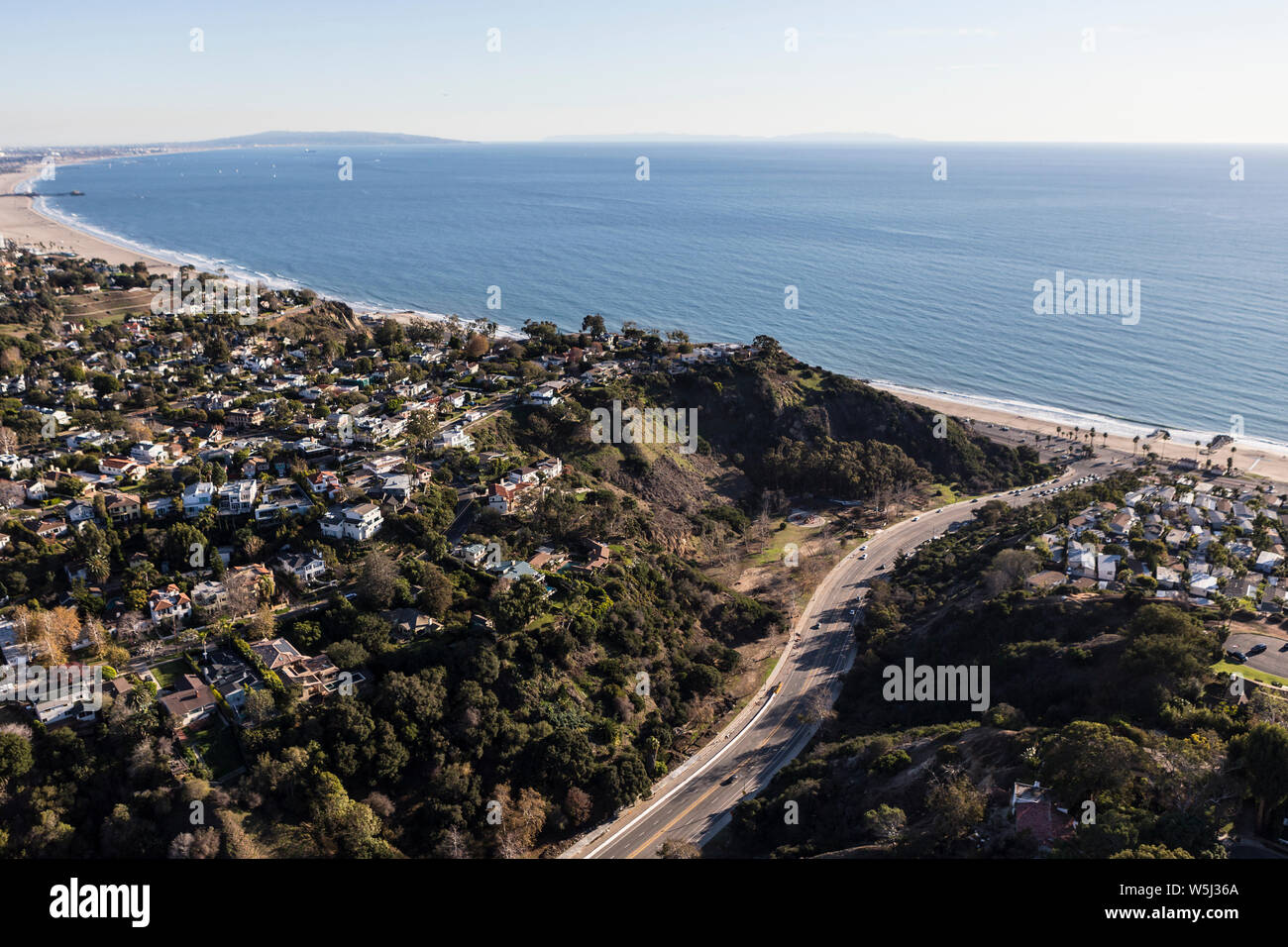 Vue aérienne de Temescal Canyon Road, Pacific Palisades et maisons de la baie de Santa Monica à Los Angeles, Californie. Banque D'Images