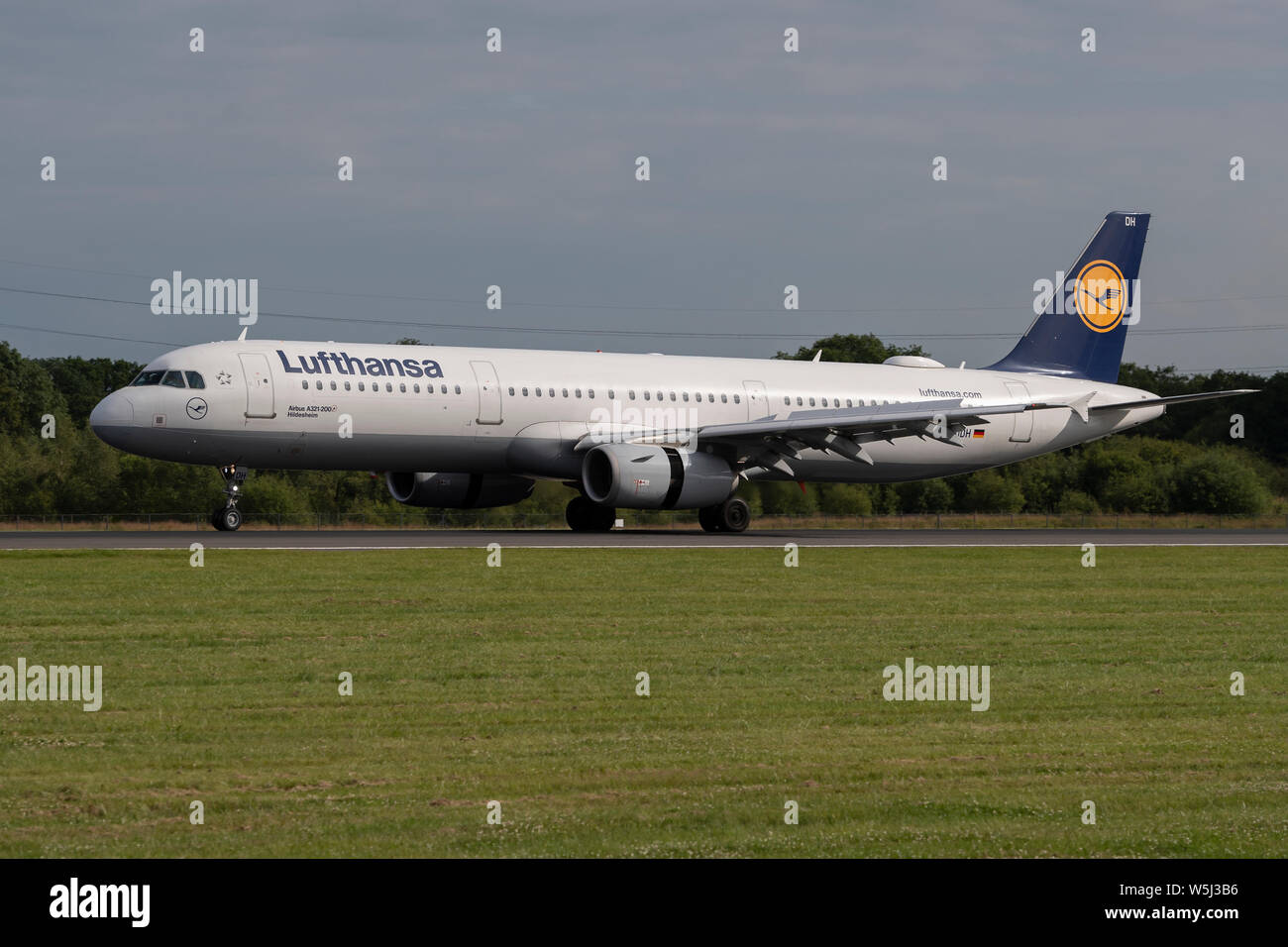 Un Airbus A321-200 de la Lufthansa atterrit à l'Aéroport International de Manchester (usage éditorial uniquement) Banque D'Images