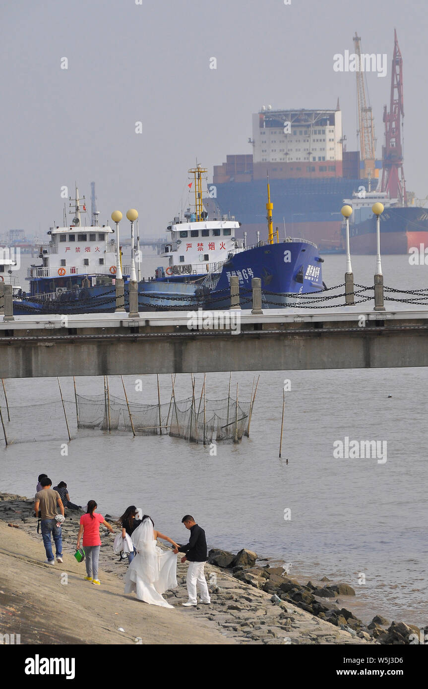 Un couple de jeunes mariés ayant leurs photos de mariage prises sur les rives du Yangtsé Nantong Chine Banque D'Images