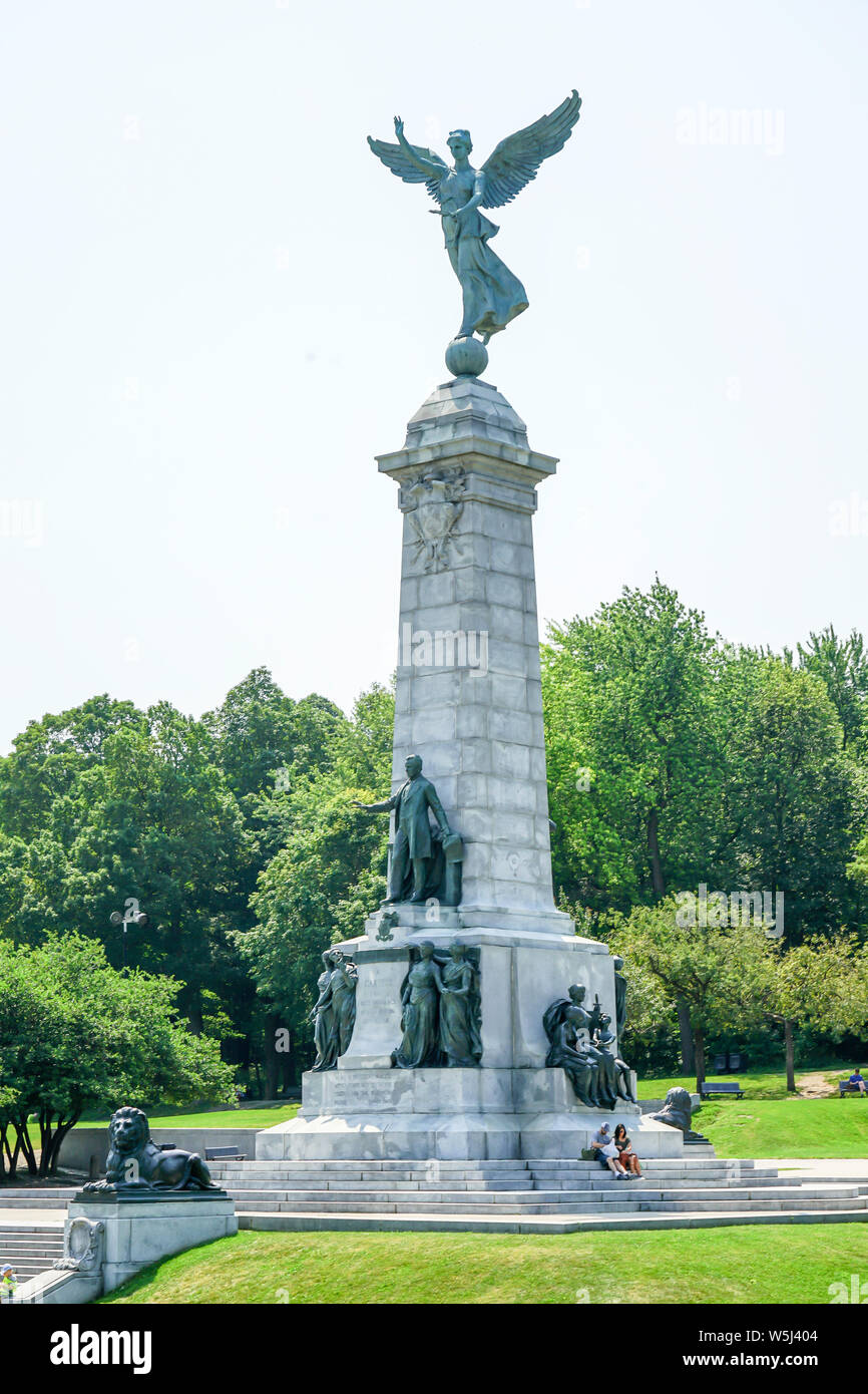 Sir Georges Étienne Cartier Monument à Montréal, Québec, Canada, le vieux Montréal, voir des bâtiments et gratte-ciel dans la grande ville française et anglaise. Banque D'Images