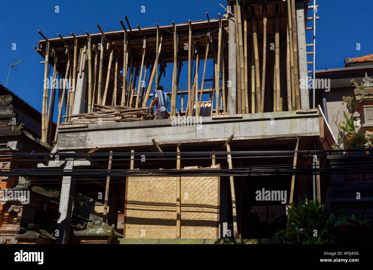 Les poteaux de bambou pour l'échafaudage utilisé dans la construction d'extension maison à Ubud, Bali, Indonésie Banque D'Images