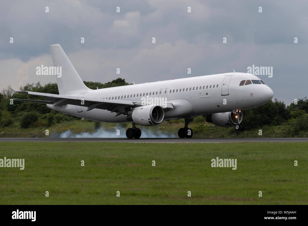 Un Airbus A320-200 SunExpress atterrit à l'Aéroport International de Manchester (usage éditorial uniquement) Banque D'Images