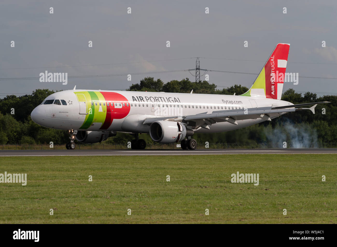 Un TAP Air Portugal Airbus A320-200 atterrit à l'Aéroport International de Manchester (usage éditorial uniquement) Banque D'Images