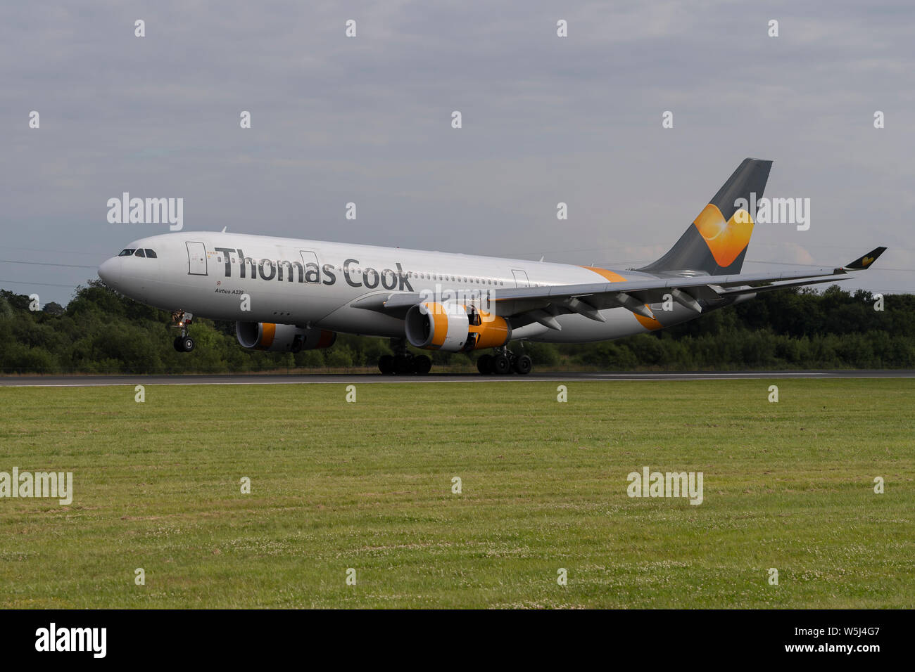 Un Thomas Cook Airlines Airbus A330-200 atterrit à l'Aéroport International de Manchester (usage éditorial uniquement) Banque D'Images