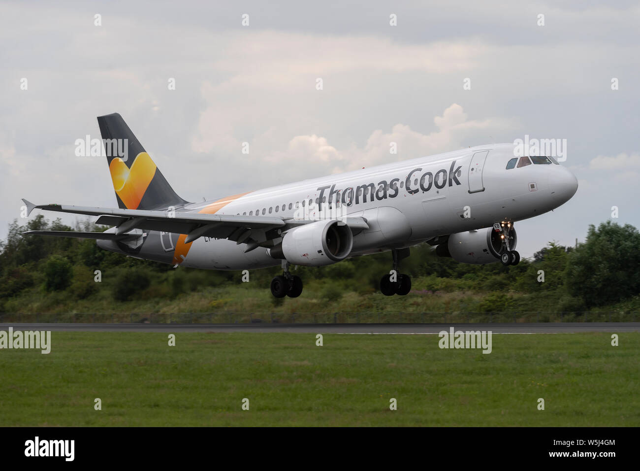 Un Thomas Cook Airlines Airbus A320-200 atterrit à l'Aéroport International de Manchester (usage éditorial uniquement) Banque D'Images