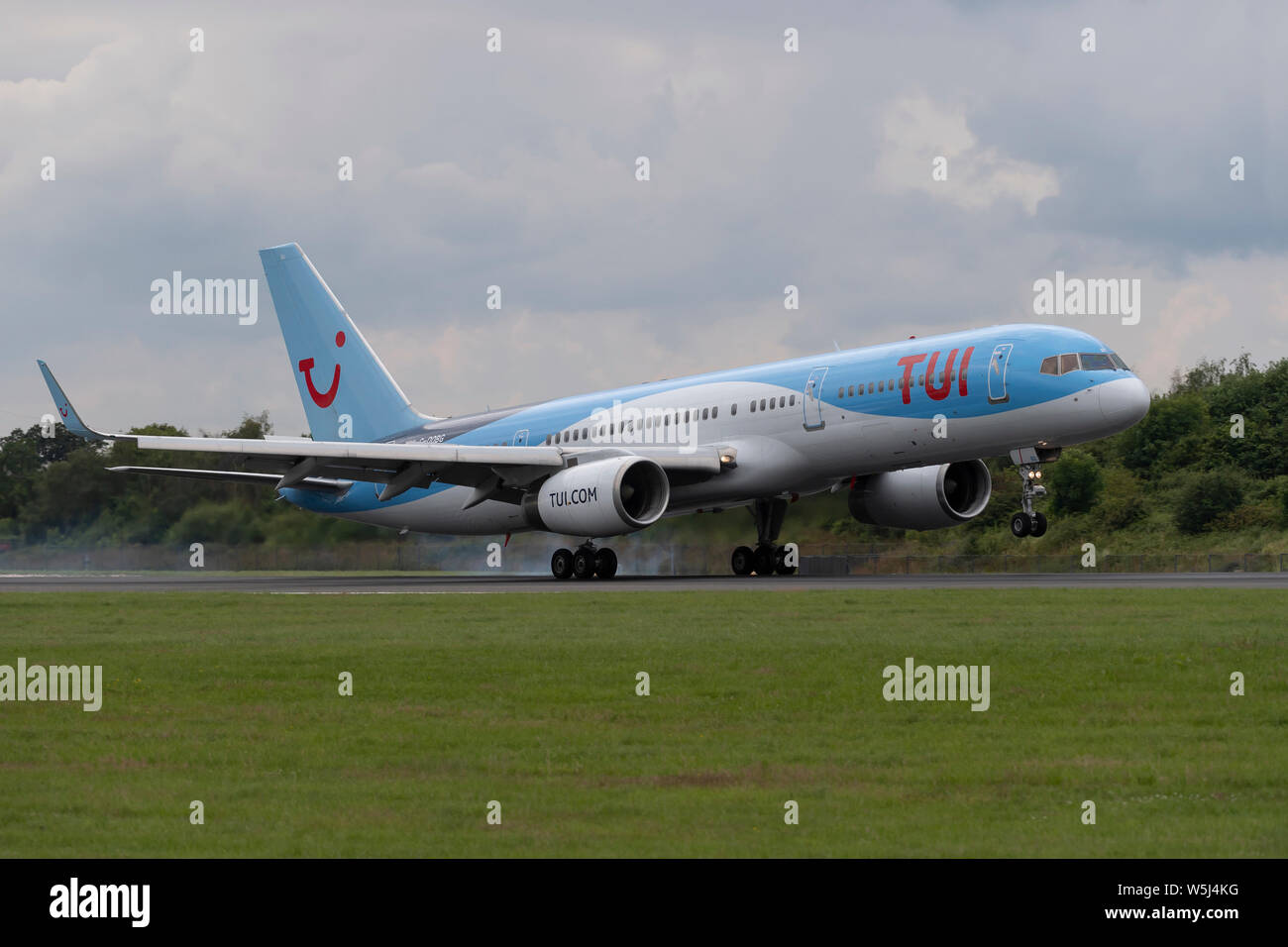 Un TUI Airways Boeing 757-200 atterrit à l'Aéroport International de Manchester (usage éditorial uniquement) Banque D'Images