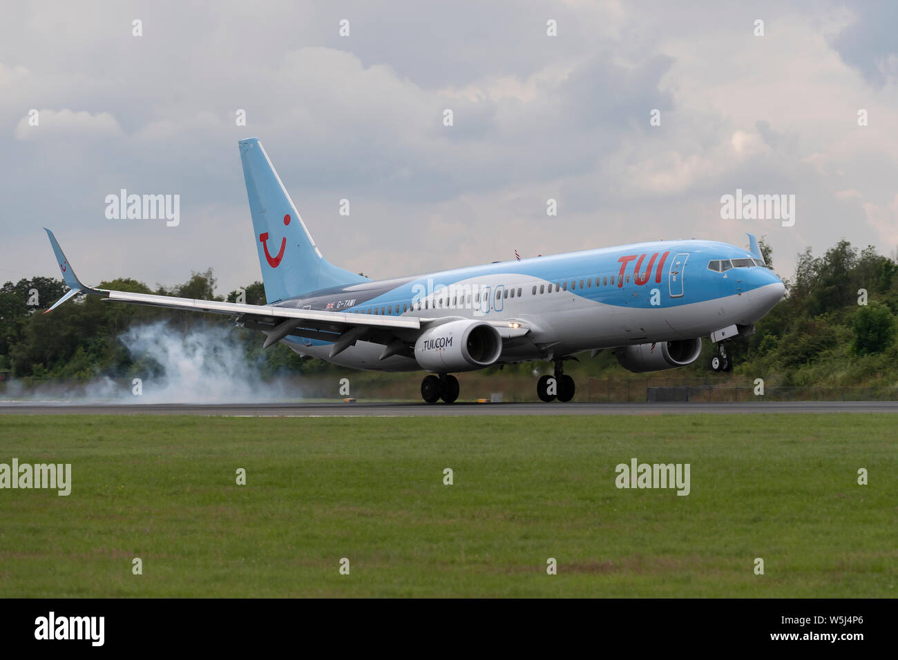 Un Boeing 737-800 TUI Airways atterrit à l'Aéroport International de Manchester (usage éditorial uniquement) Banque D'Images