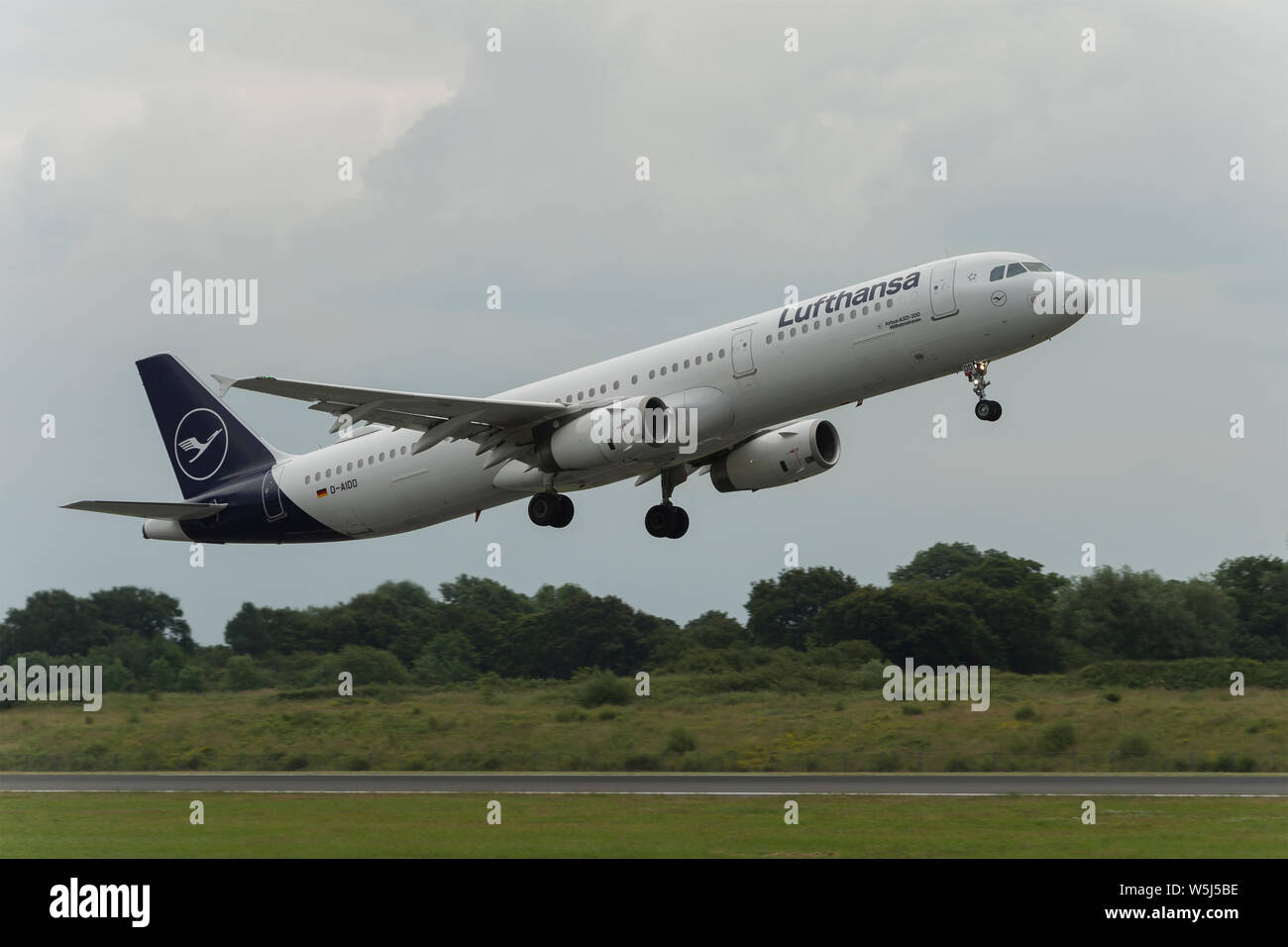 Un Airbus A321-200 de la Lufthansa décolle de l'Aéroport International de Manchester (usage éditorial uniquement) Banque D'Images