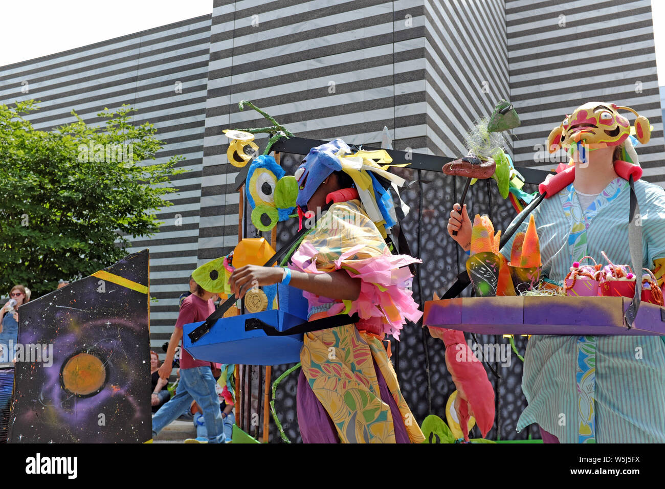 Participants à l'unique Parade The Circle, une célébration d'été annuelle avant-gardiste des arts et de la communauté à Cleveland, Ohio, Etats-Unis. Banque D'Images