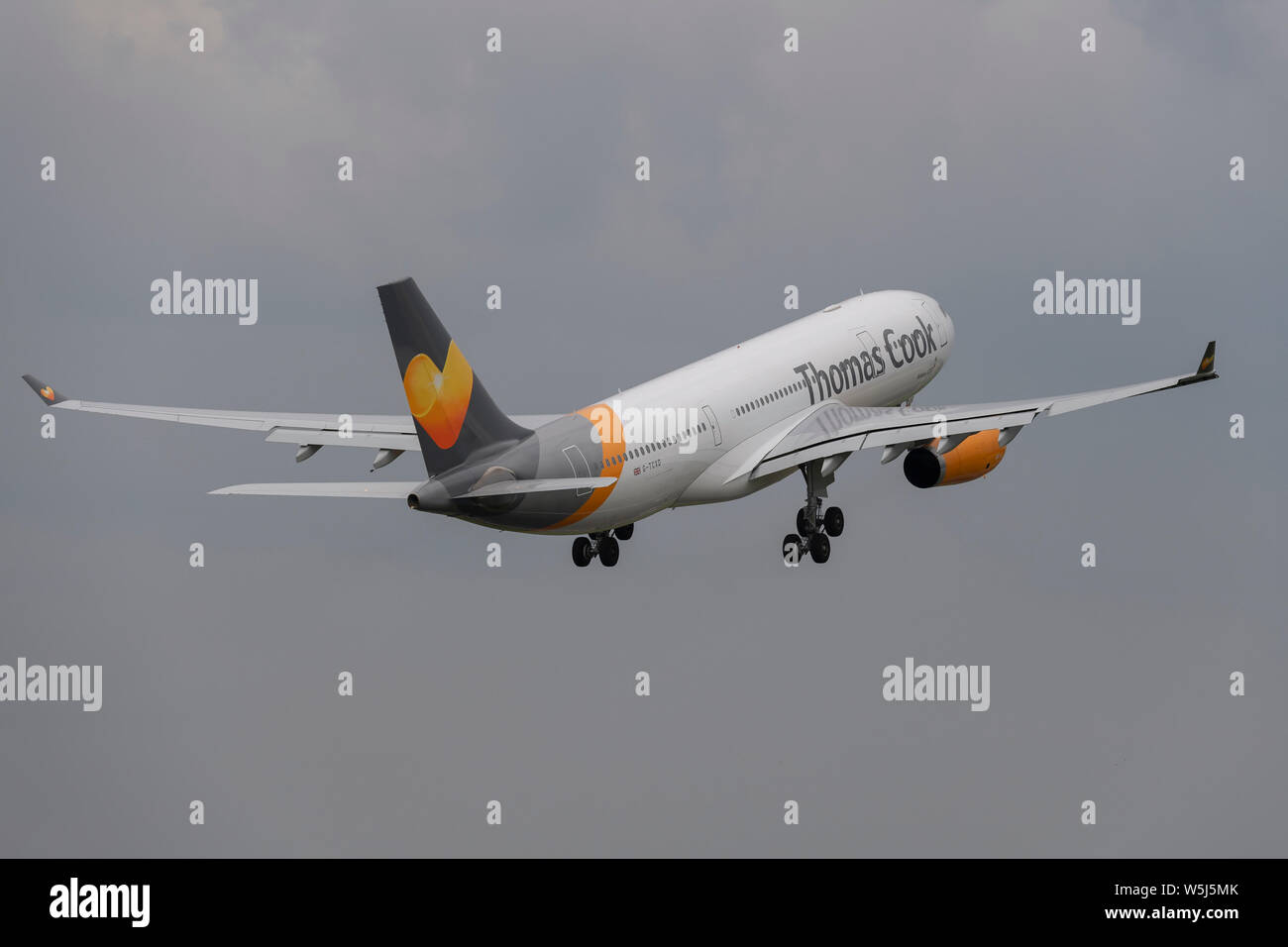 Un Thomas Cook Airlines Airbus A330-200 décolle de l'Aéroport International de Manchester (usage éditorial uniquement) Banque D'Images