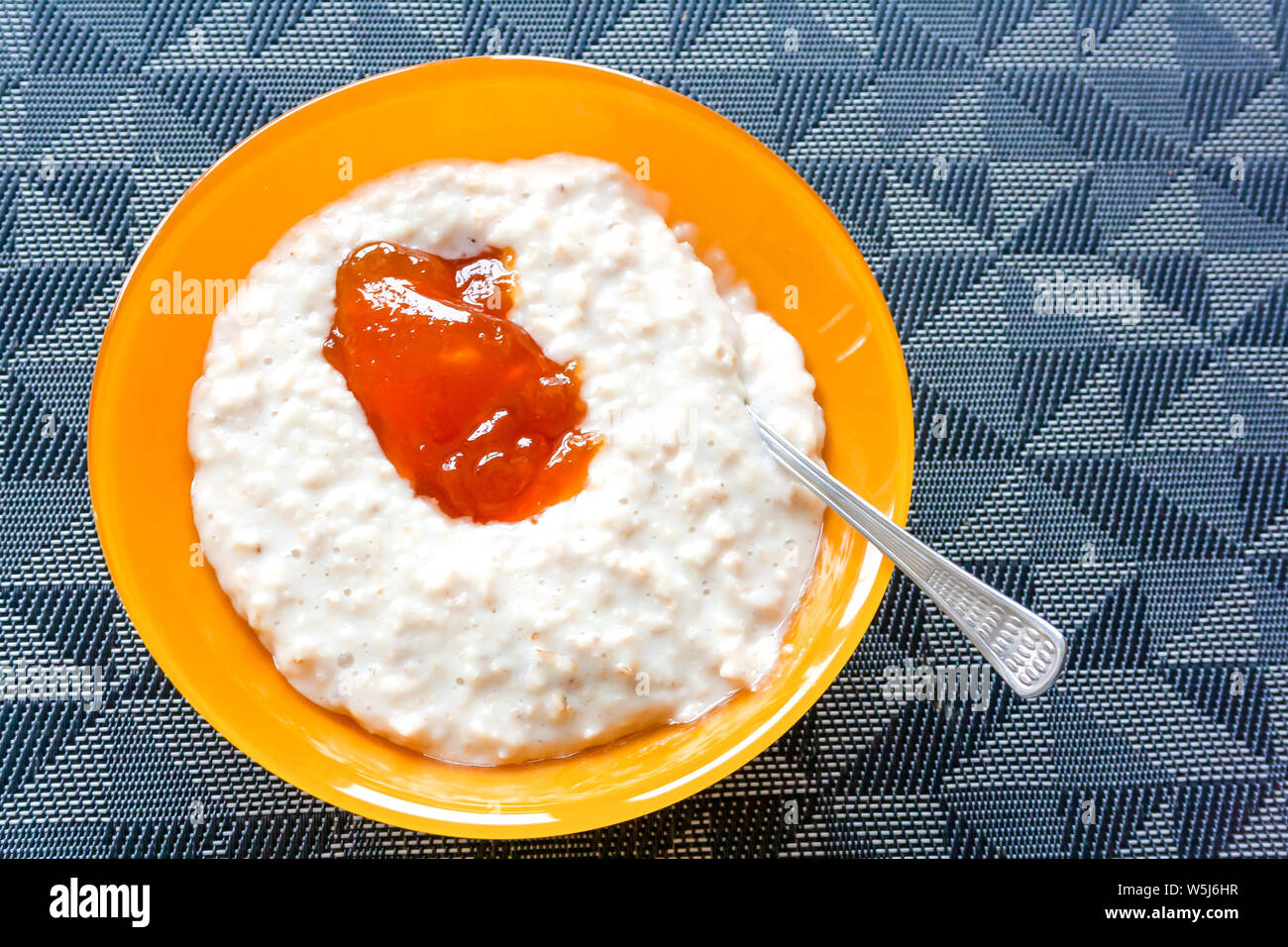 Bouillie d'avoine avec de la confiture dans un bol. Un petit-déjeuner sain, suivre un régime, repas équilibré concept Banque D'Images