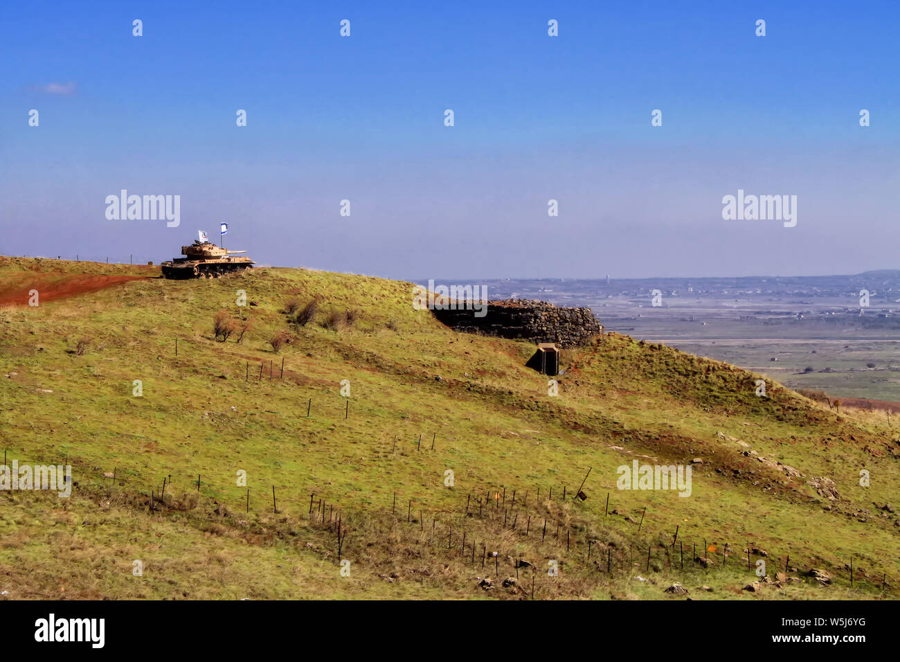 Un réservoir de forces de défense israéliennes se trouve au sommet d'une colline dominant la vallée de larmes de l'emplacement de batailles historiques de la guerre du Kippour de 1973. Banque D'Images