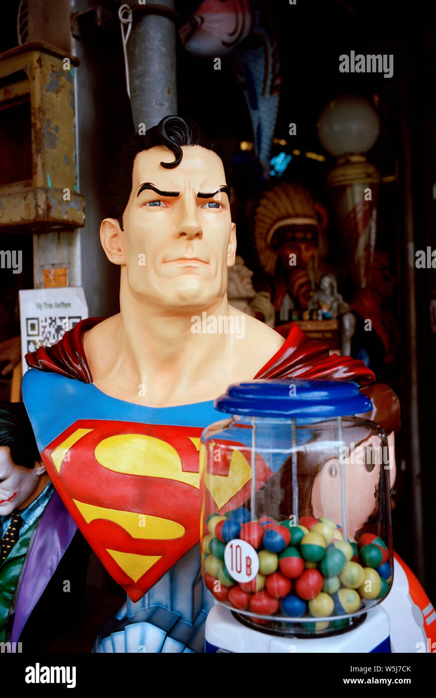 Superman dans un marché aux puces à Bangkok en Thaïlande en Asie du Sud-Est Extrême-Orient. Bande dessinée Marvel Comics Retro Banque D'Images