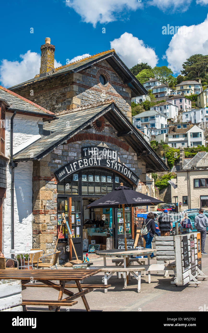La vie ancienne station de bateau construit en 1886 est maintenant une galerie d'art à Looe, à Cornwall, Angleterre, Royaume-Uni. Banque D'Images