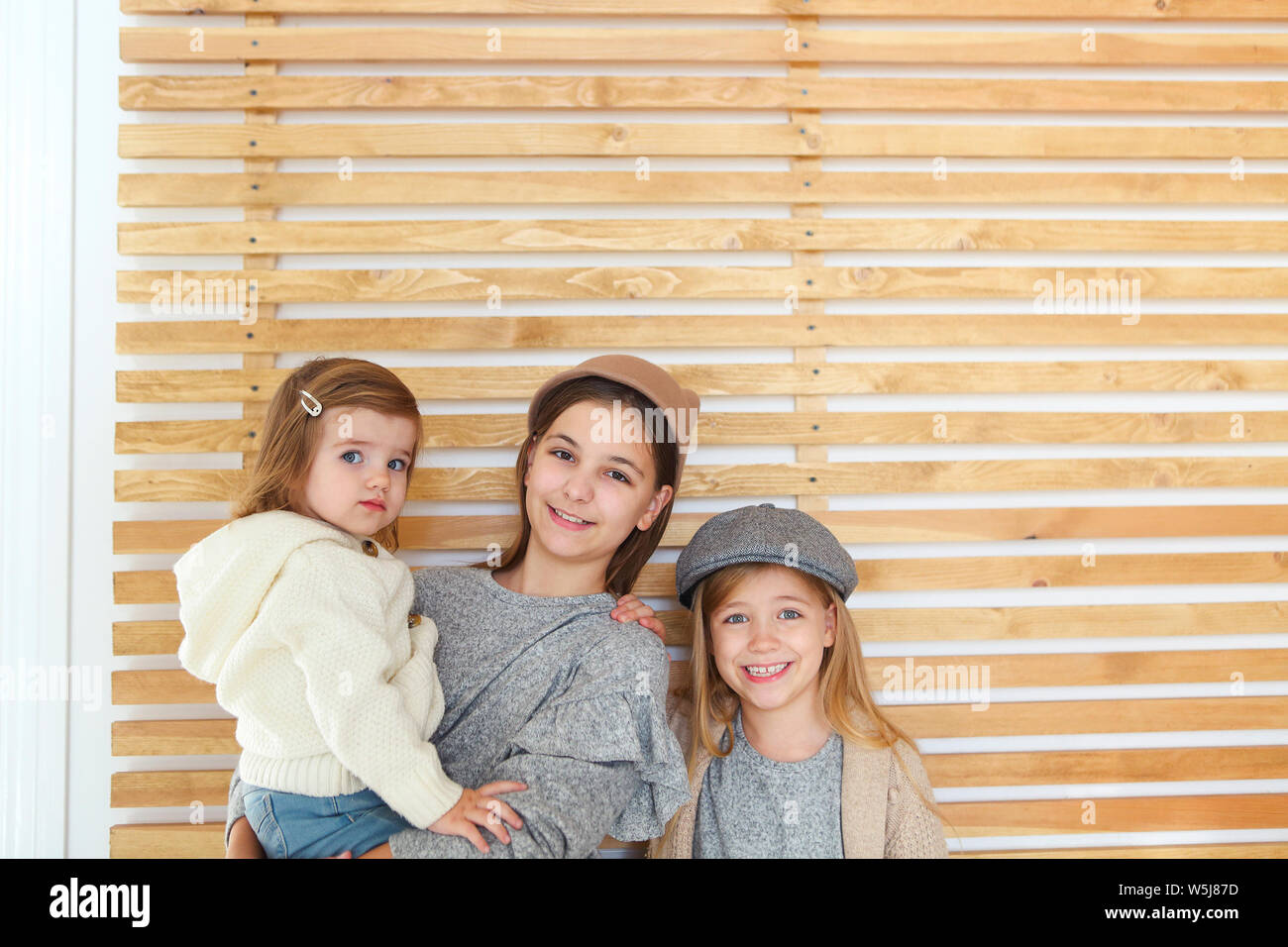 Portrait de la fashion cute little girls sœurs portant des vêtements d'automne heureux ensemble Banque D'Images