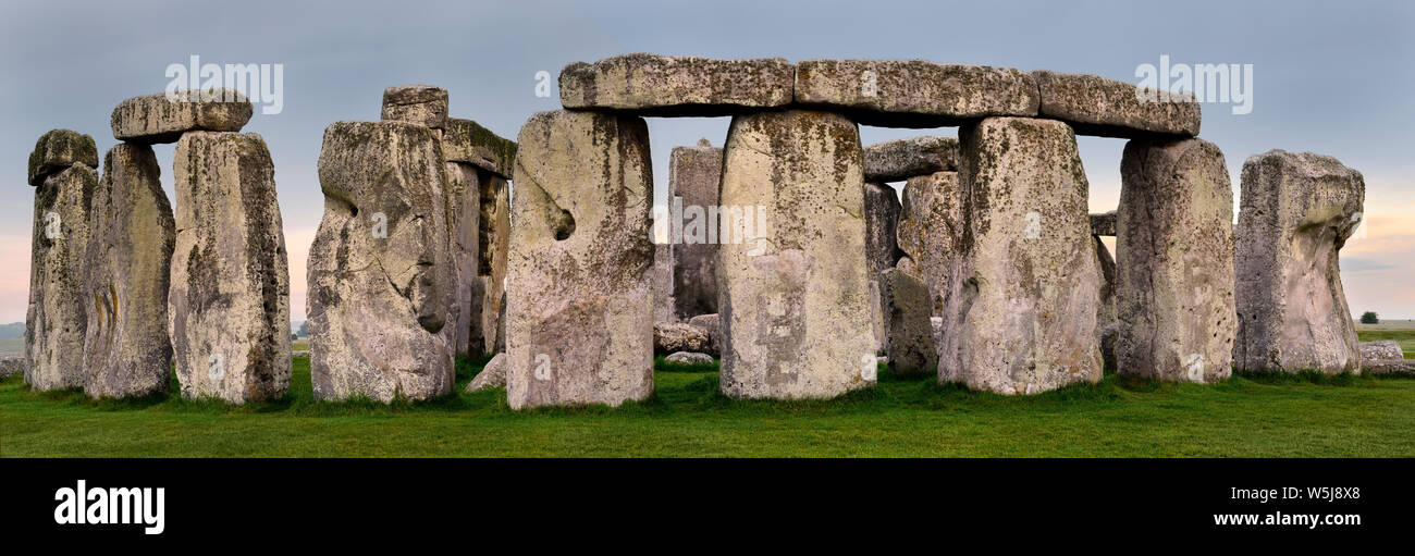 Large panorama de Stonehenge le cercle de pierre préhistorique ruines parmi les champs cultivés dans le Wiltshire en Angleterre au lever du soleil Banque D'Images