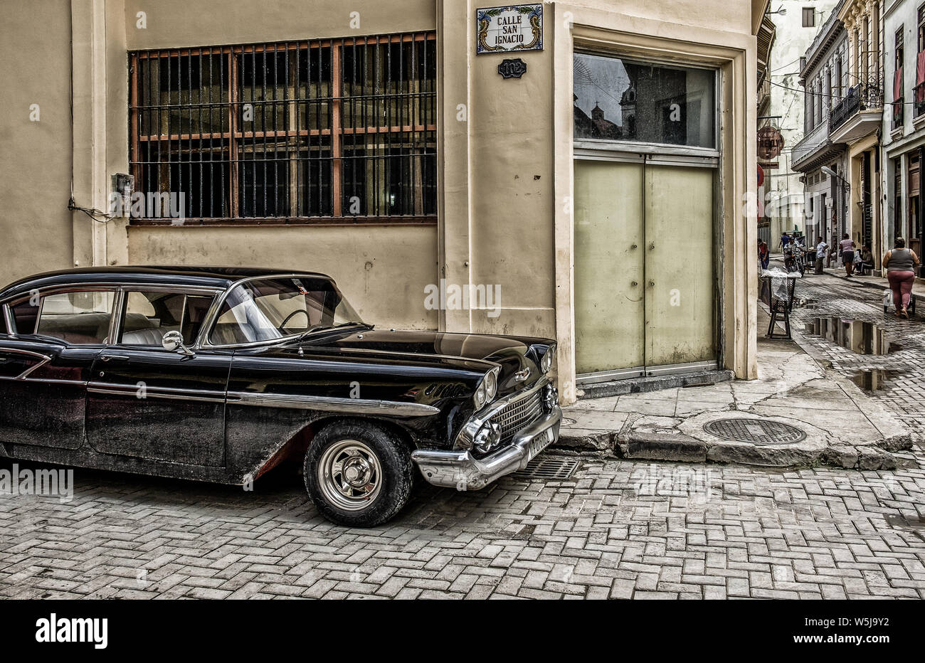 La Havane, Cuba, juillet 2019, noir 1958 Chevrolet Bel Air stationné dans une rue pavée de la capitale Banque D'Images