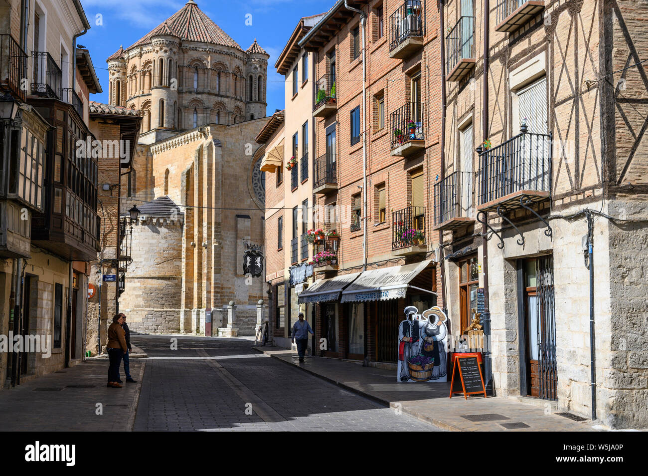 La Calle Mayor à Toro, avec le 13e siècle, Collégiale de Santa María la Mayor en arrière-plan. Toro, Zamora Province, Castilla y Leon, Banque D'Images