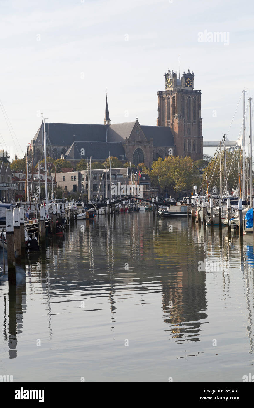 Le Grote Kerk (Onze-Lieve-Vrouwe-Kerk) vu de la Nieuwe Haven à Dordrecht, Pays-Bas. L'Eglise a une tour penchée. Banque D'Images