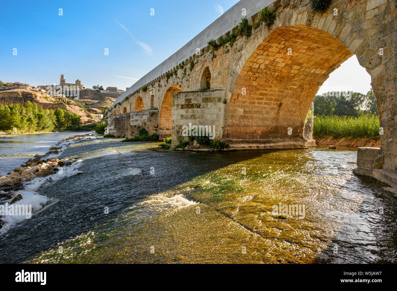 La cité médiévale pont sur le fleuve Douro et la ville de Toro sur son escarpement dans l'arrière-plan, Province de Zamora, Castille et Leon, Espagne. Banque D'Images