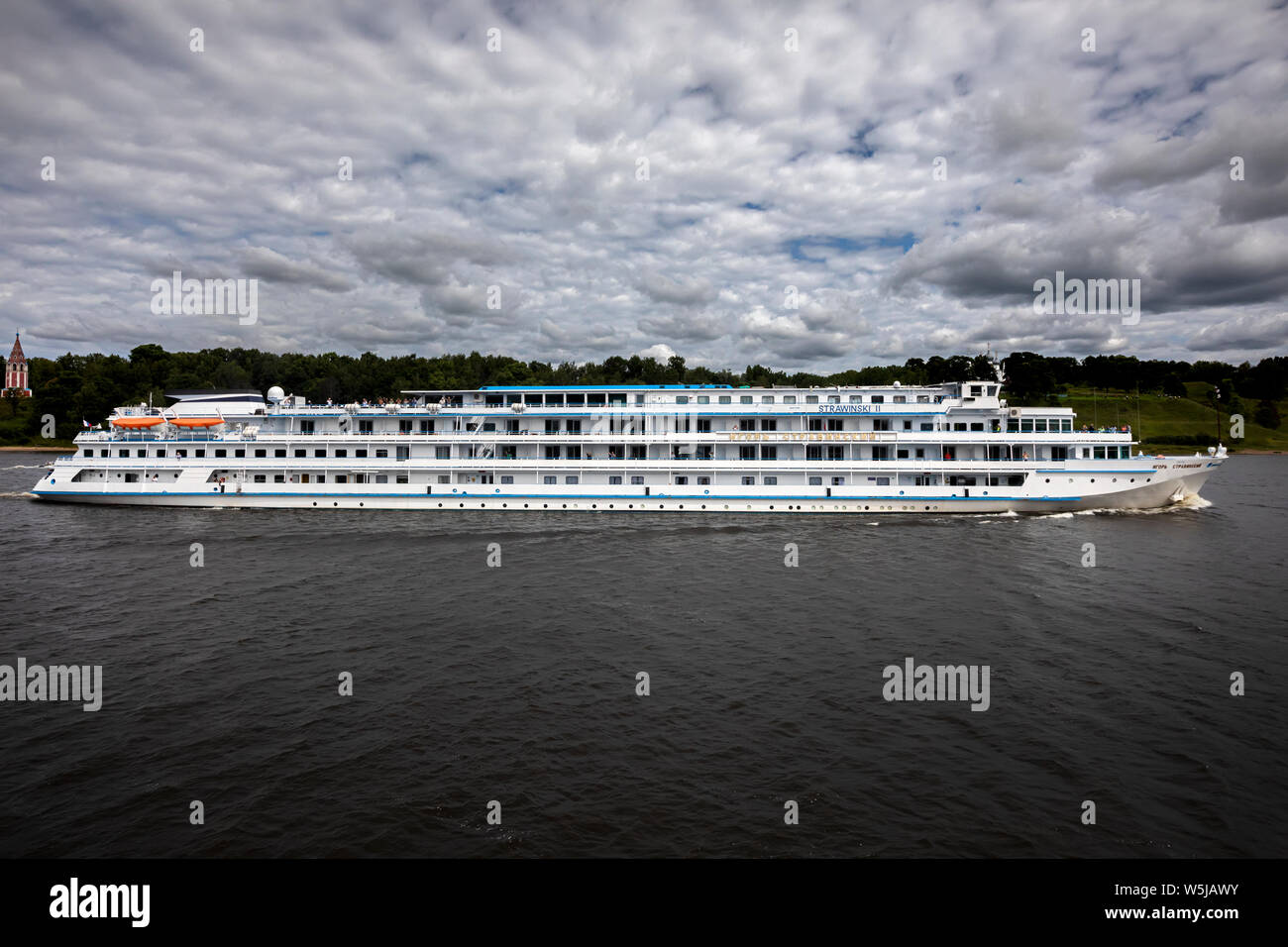 Le bateau 'Igor Stravinsky" va le long de la Volga, près de la ville russe ancienne Perm, Russie, Oblastl Yaroslavl Banque D'Images