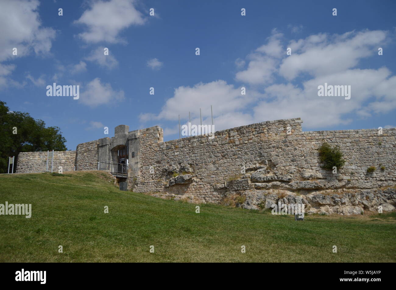 Château médiéval en ruines datant du 9e siècle à Burgos. Le 28 août 2013. Burgos, Castille Leon, Espagne. Locations de Nature Photographie de rue. Banque D'Images
