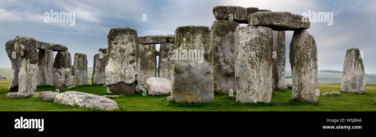 Panorama de Stonehenge le cercle de pierre préhistorique ruines parmi les champs cultivés dans le Wiltshire en Angleterre à l'aube Banque D'Images