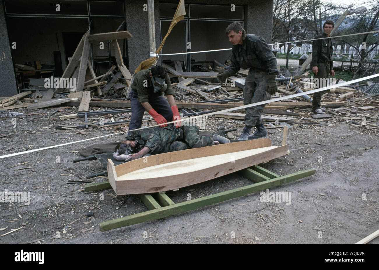 25 avril 1993 pendant la guerre en Bosnie : à Stari Vitez, (l'armée de soldats musulmans de Bosnie) se préparer pour soulever le corps d'un collègue dans un cercueil. Il a été tiré des décombres de la guerre de Bosnie, la présidence, démolie par un camion piégé quelques jours plus tôt. Banque D'Images