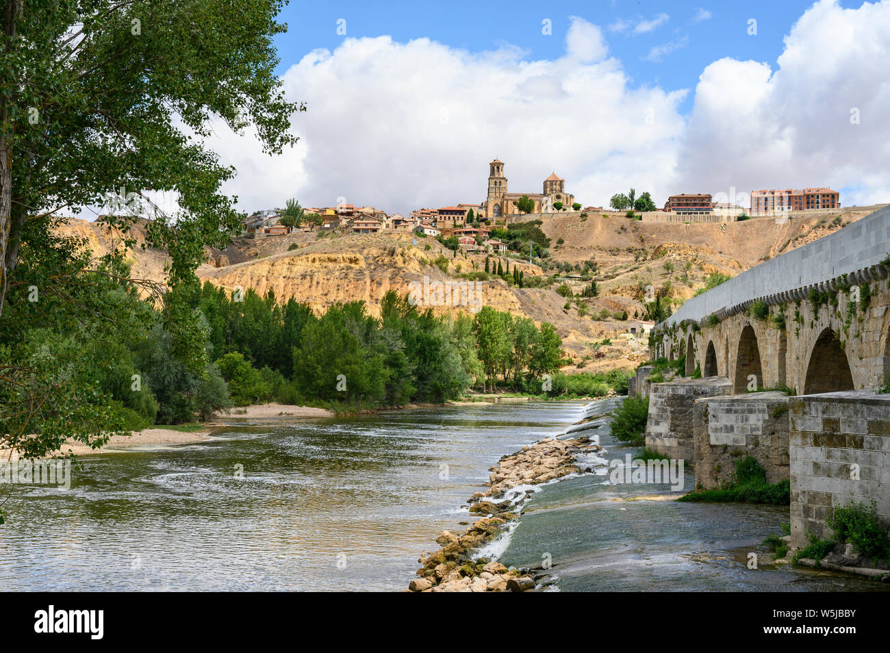 La cité médiévale pont sur le fleuve Douro et la ville de Toro sur son escarpement dans l'arrière-plan, Province de Zamora, Castille et Leon, Espagne. Banque D'Images