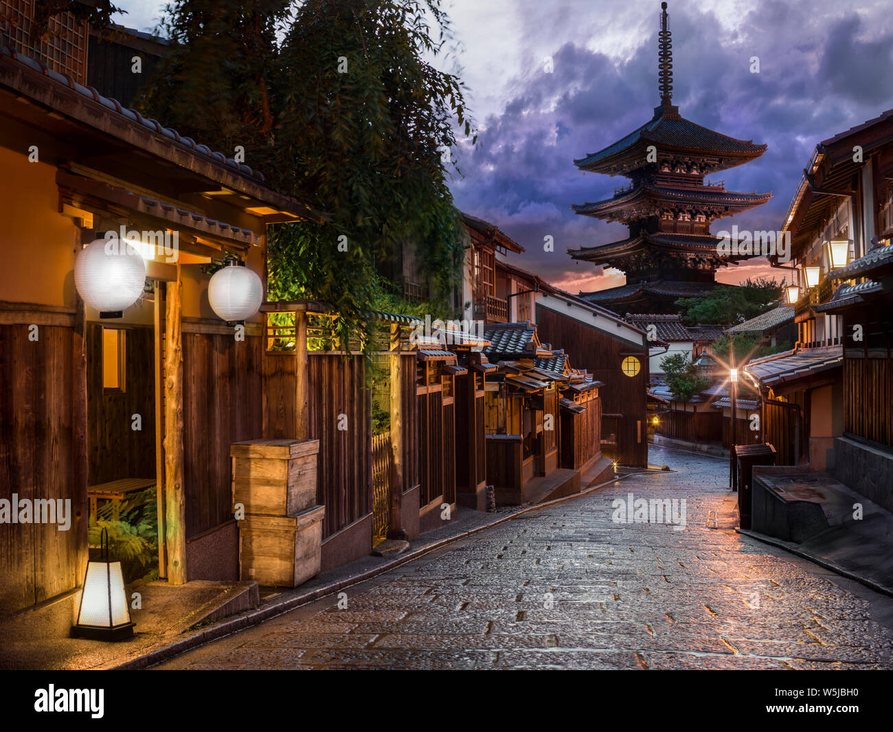 Rue traditionnelle vide avec pagode et maisons en bois machiya près de Gion, Kyoto, Japon Banque D'Images