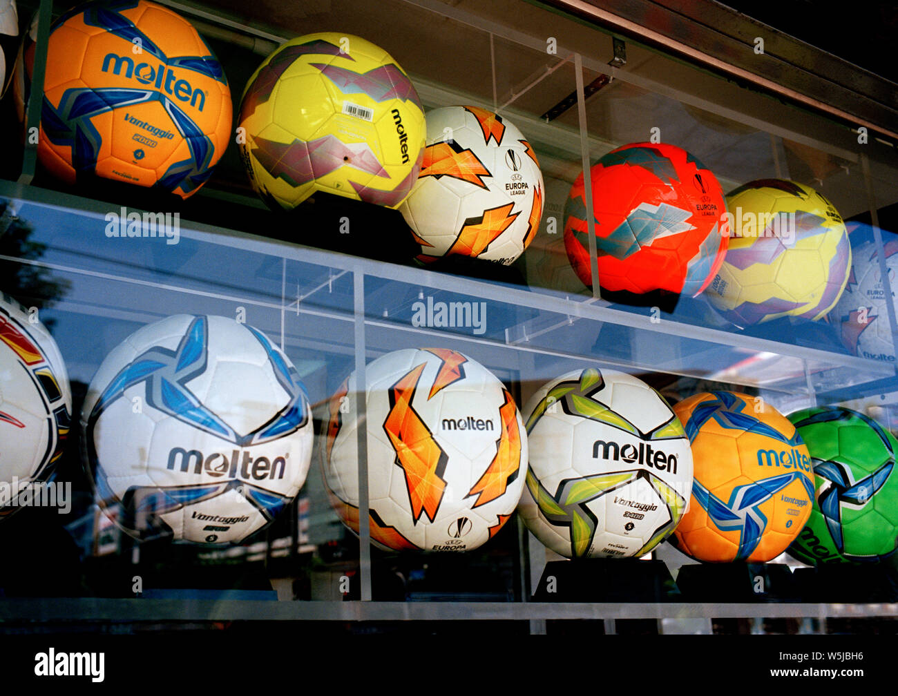 Ballons dans un magasin de sport à Bangkok en Thaïlande en Asie du Sud-Est Extrême-Orient Banque D'Images