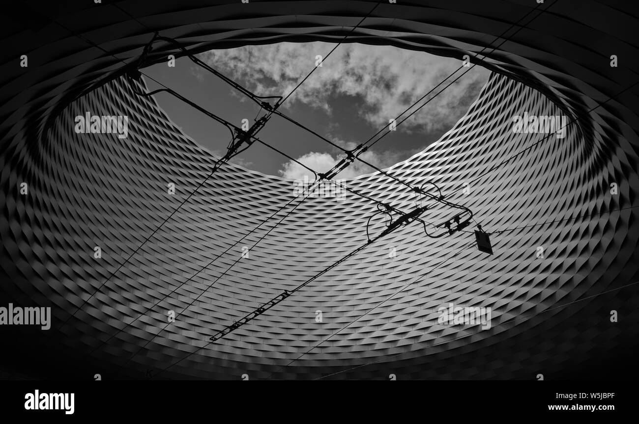 Low Angle View of structure bâtie contre Nuages Banque D'Images