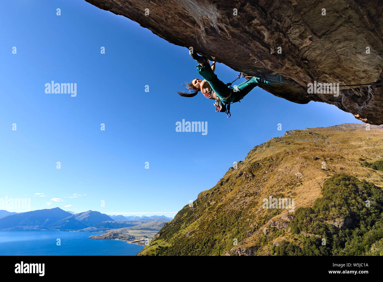L'escalade, le Wye Creek, en Nouvelle-Zélande. Sarah Hay, modèle publié Banque D'Images