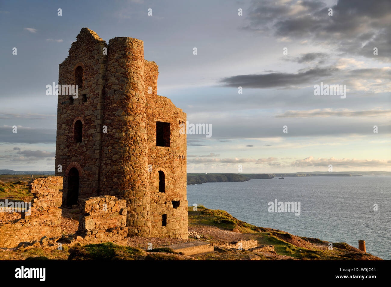 Pierre abandonnés et de timbres de fantaisie engine house à papule Coates tine mine sur la mer Celtique Cornouailles Angleterre Banque D'Images