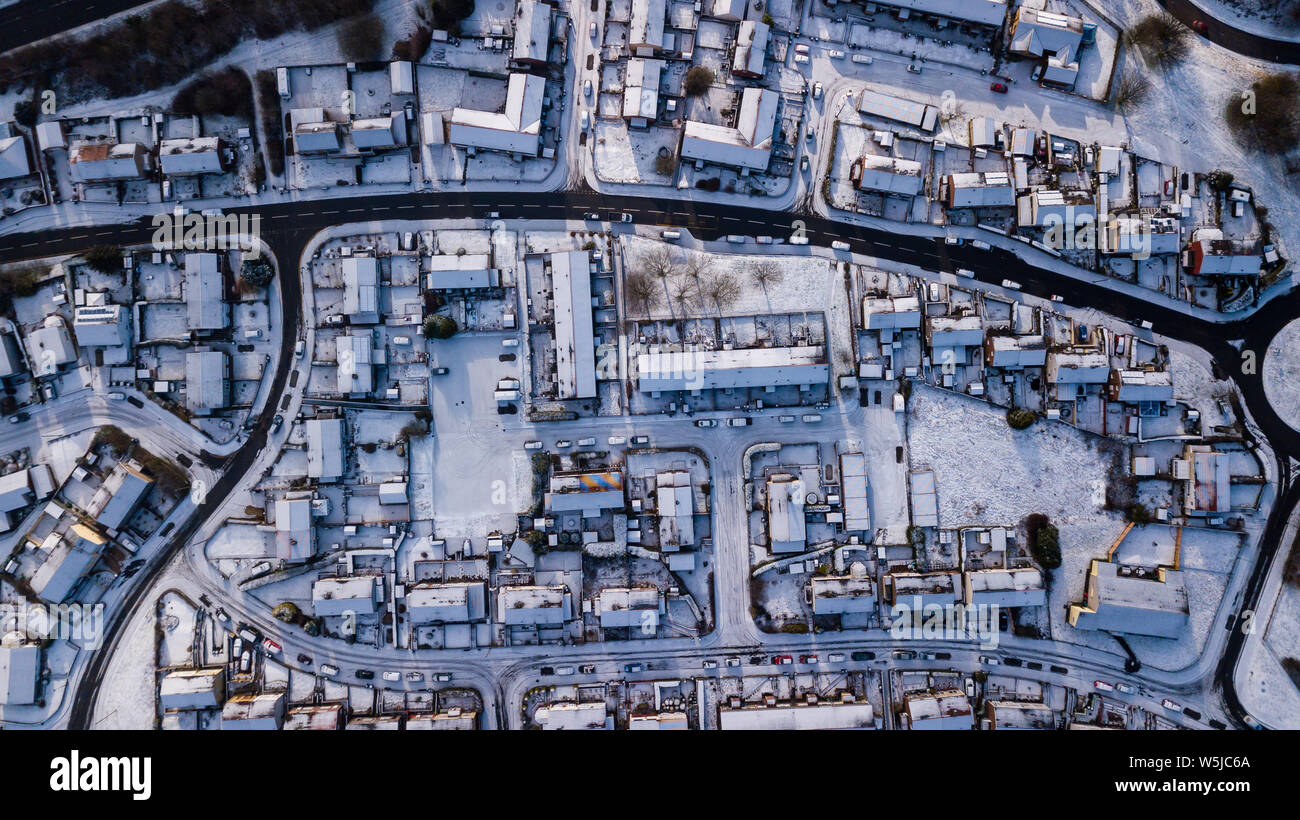 De haut en bas Vue aérienne de routes et de maisons couvertes de neige fraîche (Ebbw Vale, Wales, UK) Banque D'Images