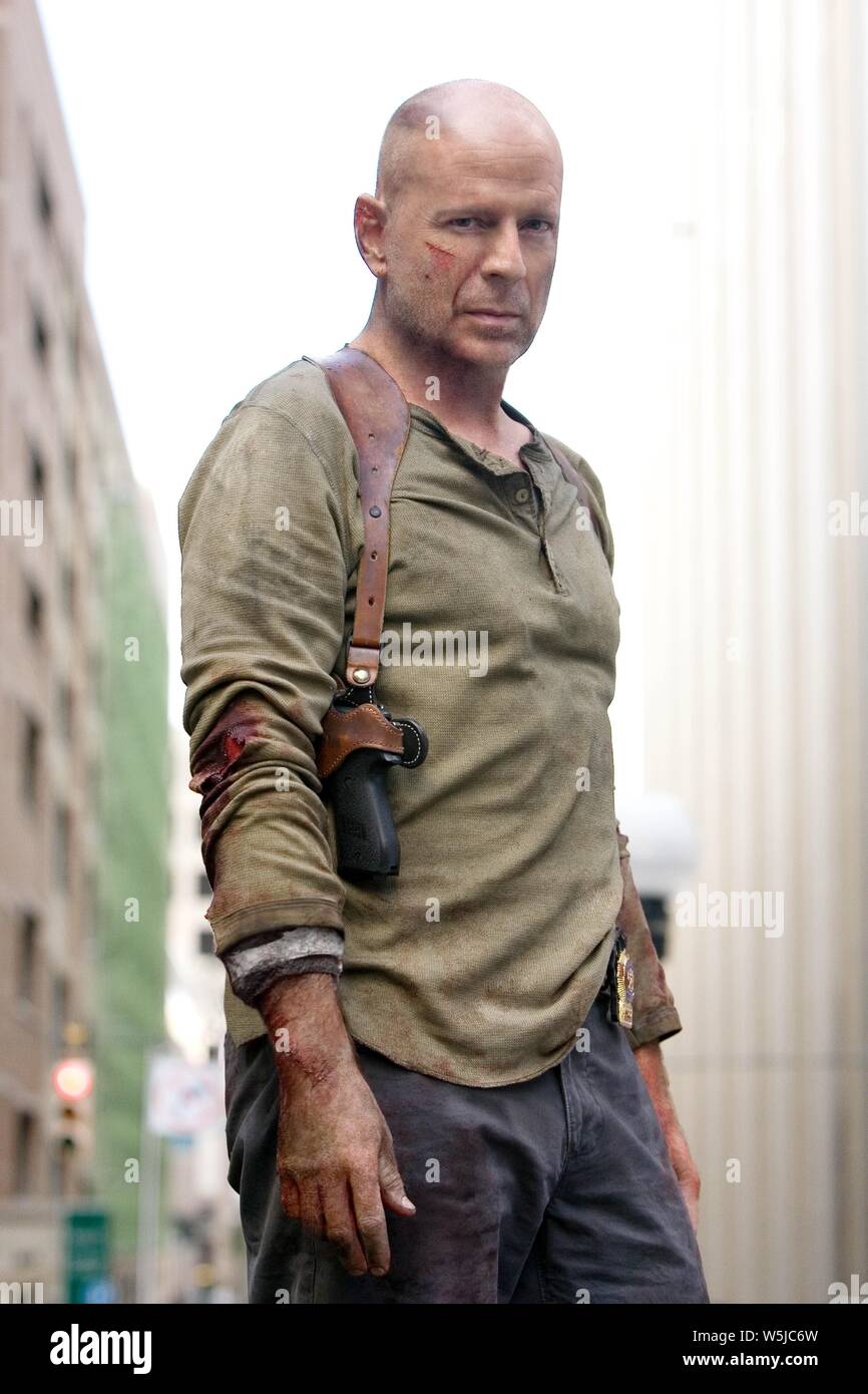 BRUCE WILLIS dans LIVE FREE OR DIE HARD (2007), réalisé par Len Wiseman. Credit : CHEYENNE ENTERPRISES/DUNE/DIVERTISSEMENT FILM INGÉNIEUX PARTN / Album Banque D'Images