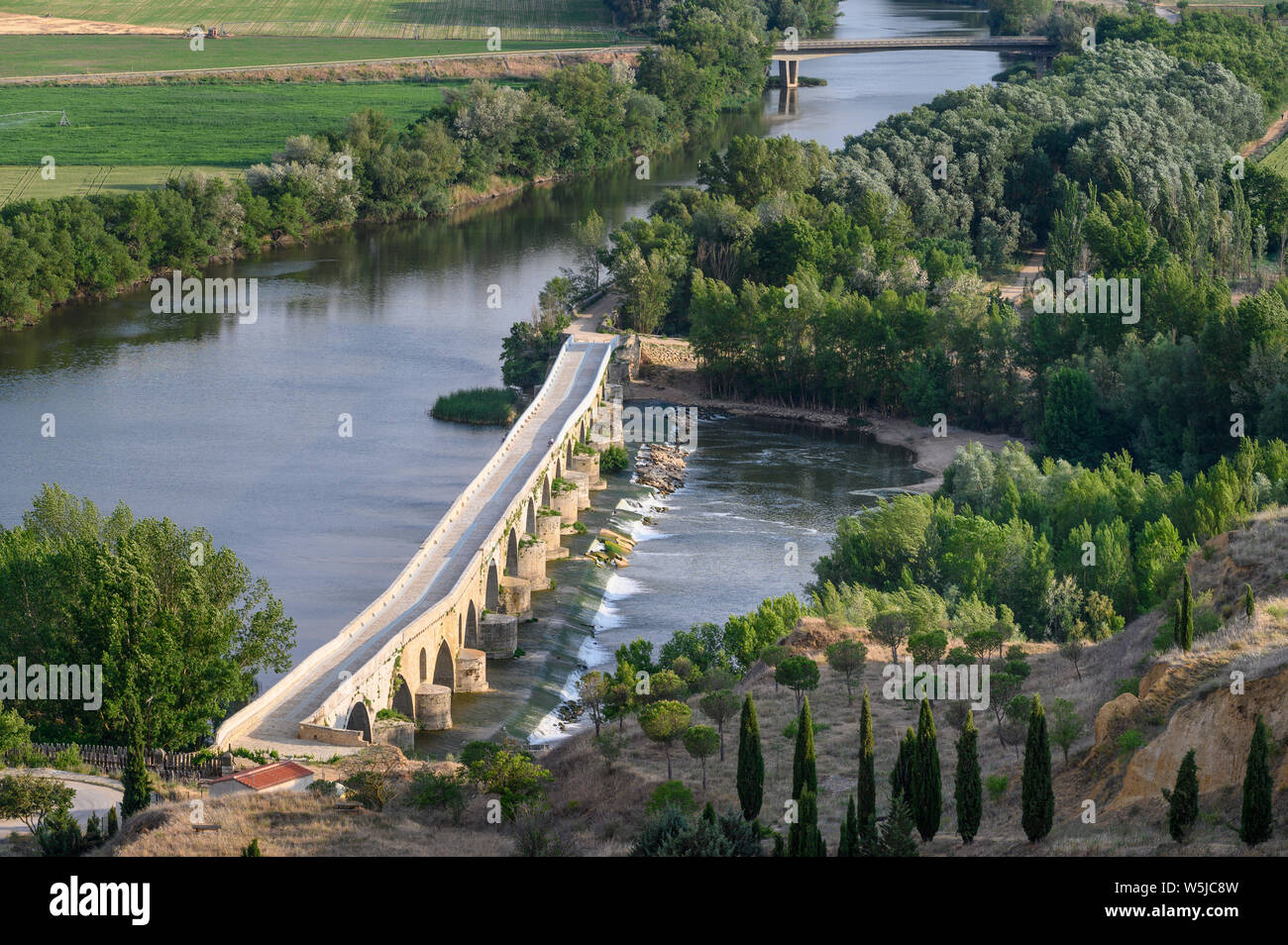 Regardant vers le bas sur la cité médiévale pont sur le fleuve Douro à partir de la ville de Toro, Province de Zamora, Castille et Leon, Espagne. Banque D'Images