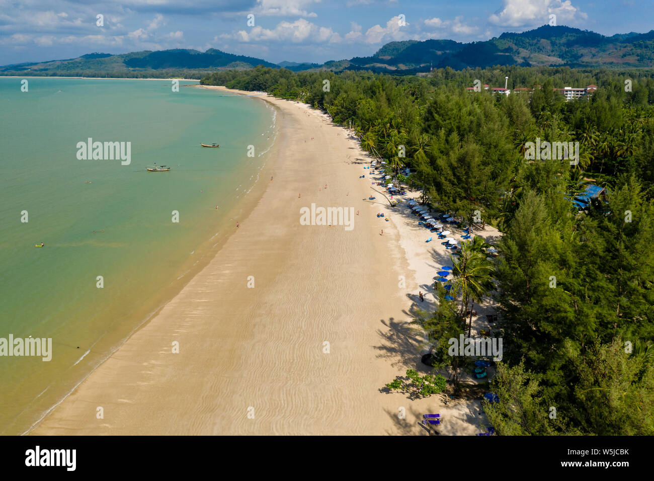 Vue aérienne d'un quartier calme de drone, Sandy tropical beach (plage de cocotiers, Khao Lak, Thaïlande) Banque D'Images