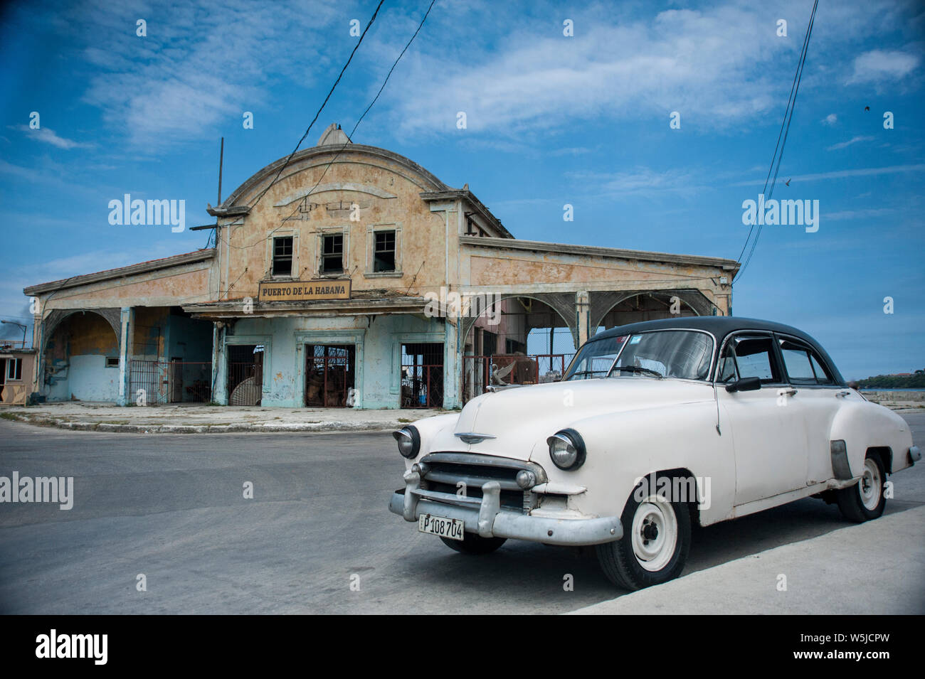 Vintage white Chevrolet garée en face du port de La Havane, Cuba Regla en t Banque D'Images