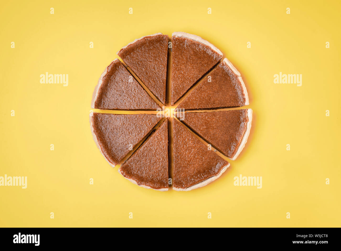 Des American Pie Mise A Plat D Une Tarte A La Citrouille Coupee En Tranches Sur Un Fond Jaune Un Minimum De Droit D Action De Grace Le Dessert Tranches De Gateau A La Des American Pie Mise A Plat D Une Tarte A La Citrouille Coupee En Tranches Sur Un Fond Jaune Un Minimum De Droit D Action De Grace Le Dessert Tranches De Gateau A La