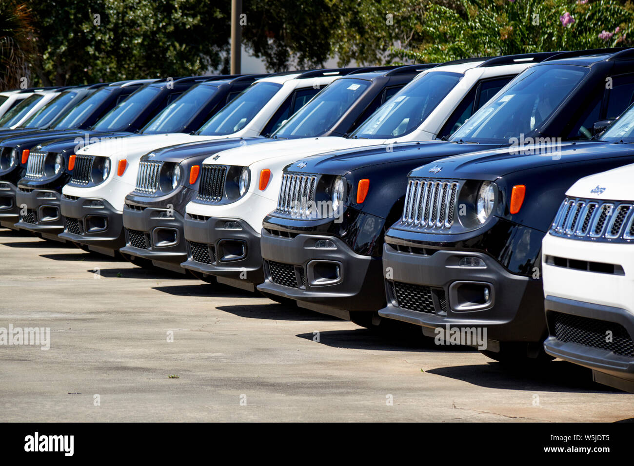 Nouveau vus jeep à vendre véhicules sur un lot de vente de voiture en Floride usa États-Unis d'Amérique Banque D'Images