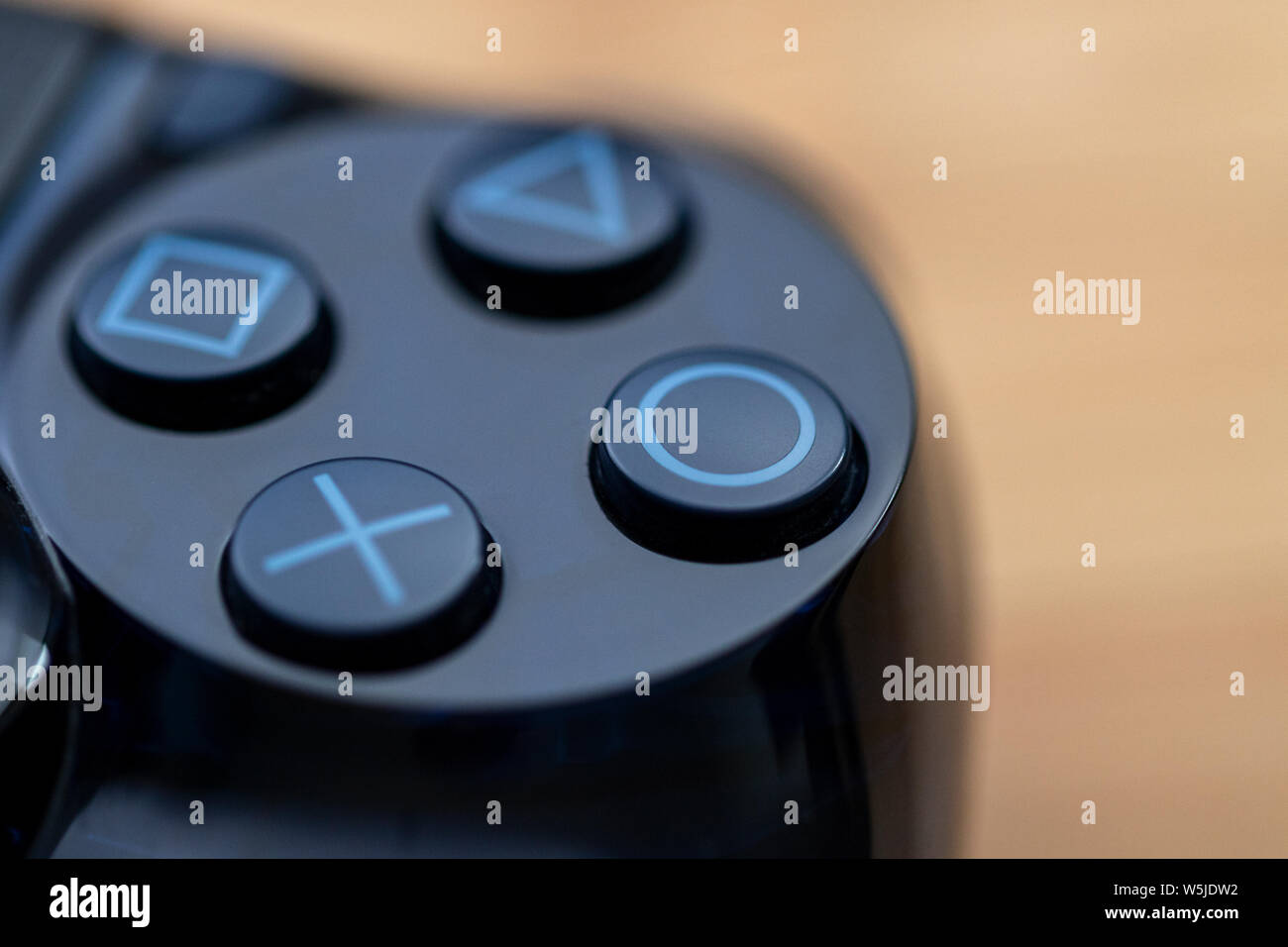 Anvers, Belgique - le 27 juillet 2019 : Une macro portrait du symbole Touches d'une playstation 4 contrôleur. Banque D'Images