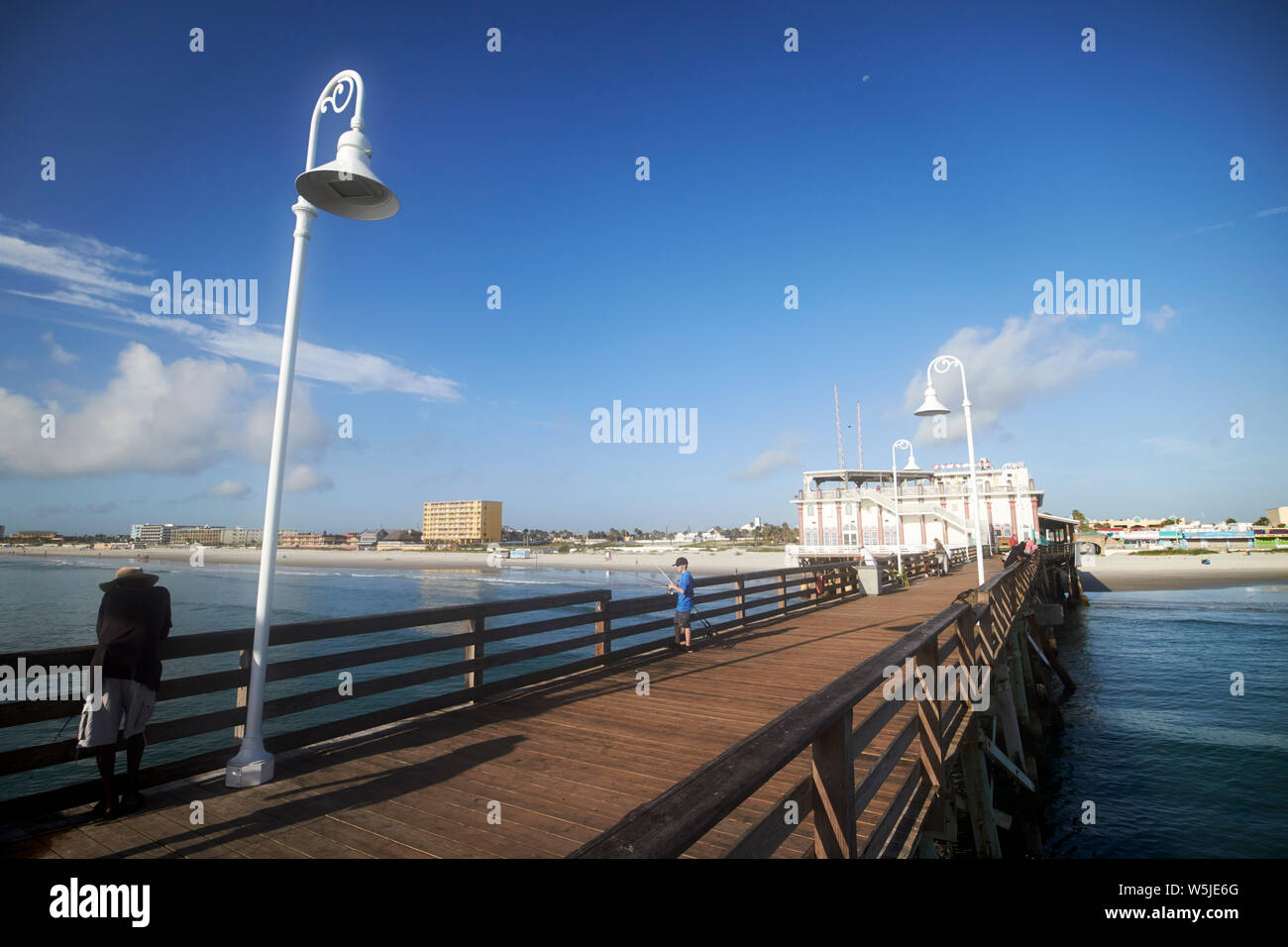 Les gens la pêche au large de Daytona Beach pier tôt le matin en Floride usa États-Unis d'Amérique Banque D'Images