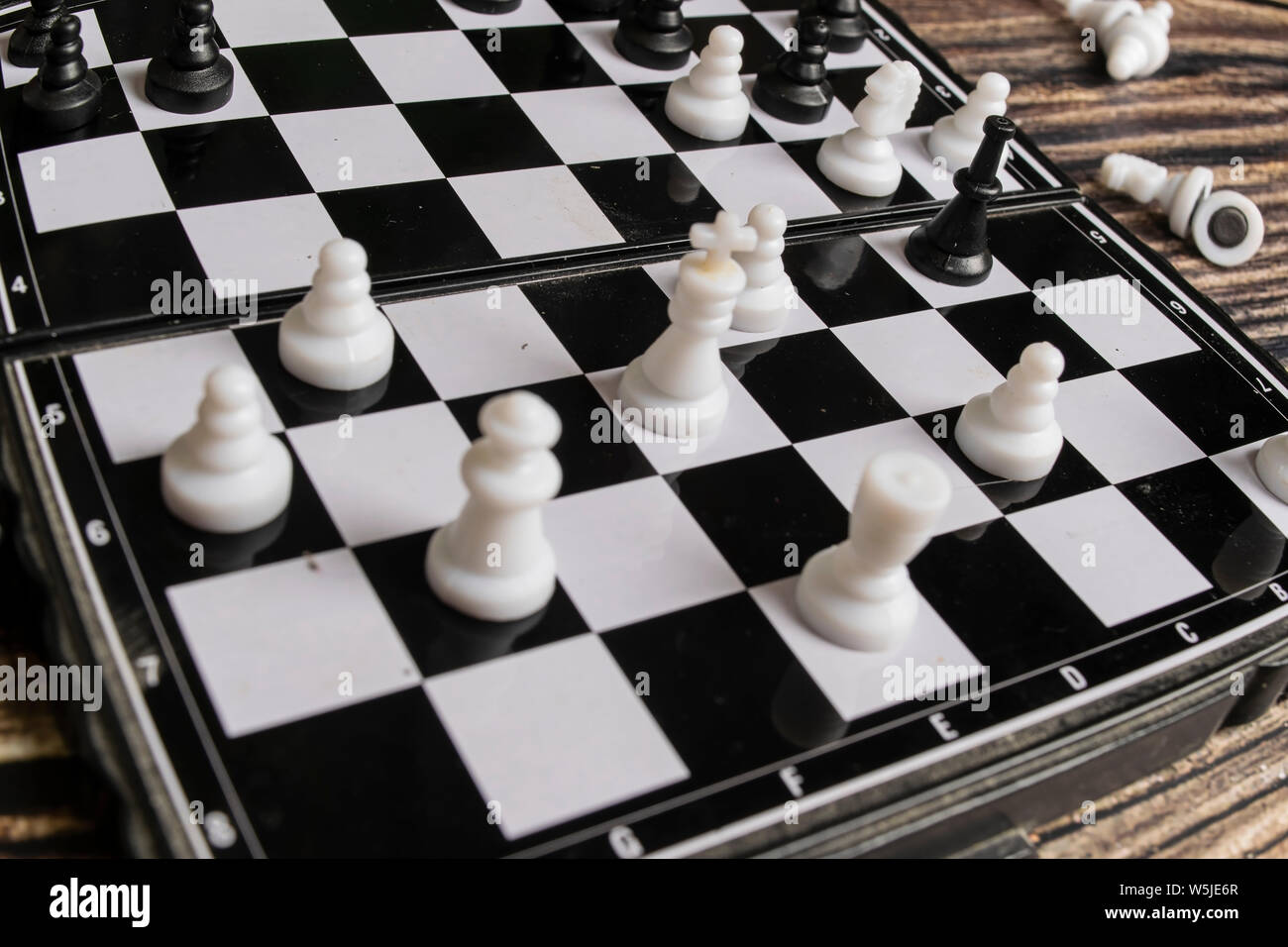 Petite poche échecs sur une table en bois. Banque D'Images